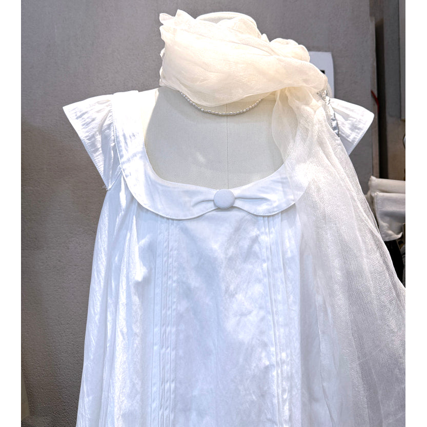 Peter Pan collar detail on white babydoll mini dress